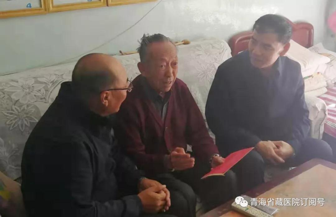传递组织关怀、慰问退休党员 ——省卫健委党组走访慰问性爱直播50年以上党龄老党员(图2)