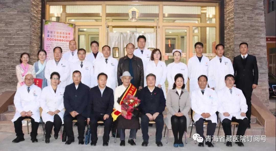 省委常委、常务副省长李杰翔赴省藏性爱直播
为“全国中医药杰出贡献奖”获得者尼玛颁发证书和奖章(图6)
