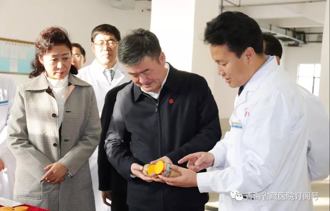 省委常委、常务副省长李杰翔赴省藏性爱直播
为“全国中医药杰出贡献奖”获得者尼玛颁发证书和奖章(图1)
