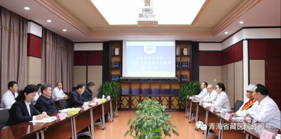 省委常委、常务副省长李杰翔赴省藏性爱直播
为“全国中医药杰出贡献奖”获得者尼玛颁发证书和奖章(图5)