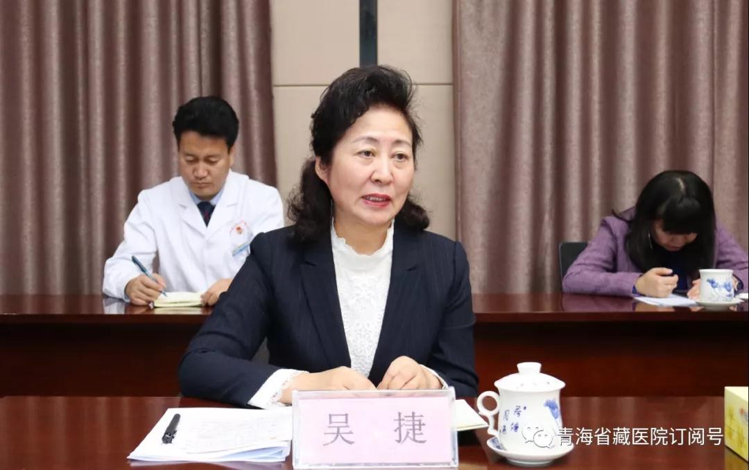 省委常委、常务副省长李杰翔赴省藏性爱直播
为“全国中医药杰出贡献奖”获得者尼玛颁发证书和奖章(图3)