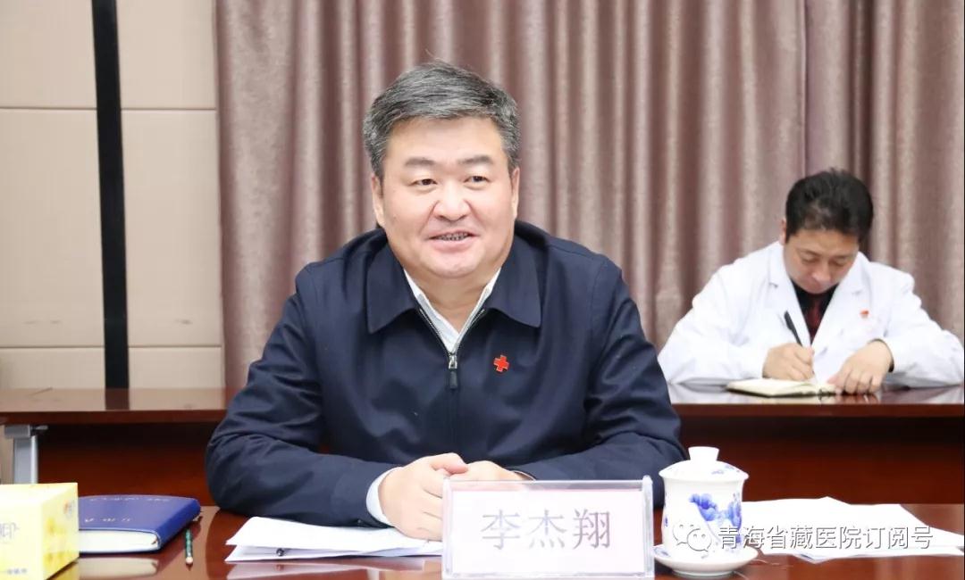 省委常委、常务副省长李杰翔赴省藏性爱直播
为“全国中医药杰出贡献奖”获得者尼玛颁发证书和奖章(图4)