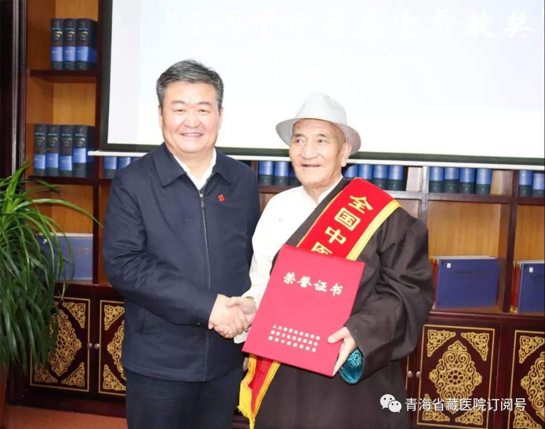 省委常委、常务副省长李杰翔赴省藏性爱直播
为“全国中医药杰出贡献奖”获得者尼玛颁发证书和奖章(图2)