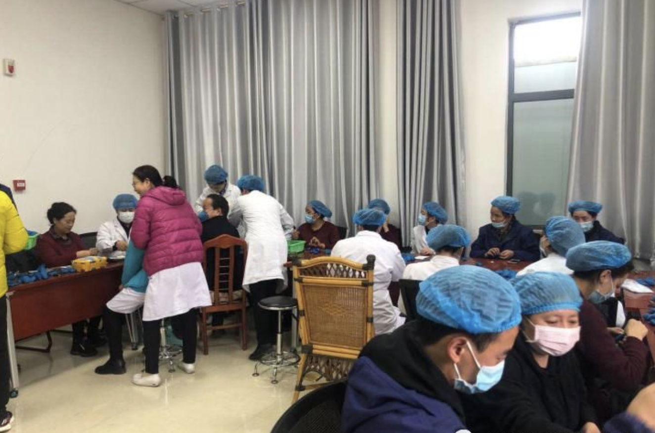 性爱直播
组织人员加班加点赶制防瘟药囊(图3)