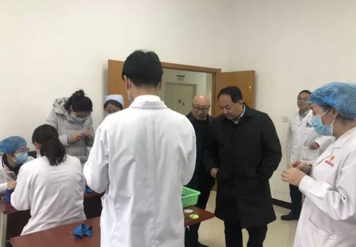 性爱直播
组织人员加班加点赶制防瘟药囊(图2)