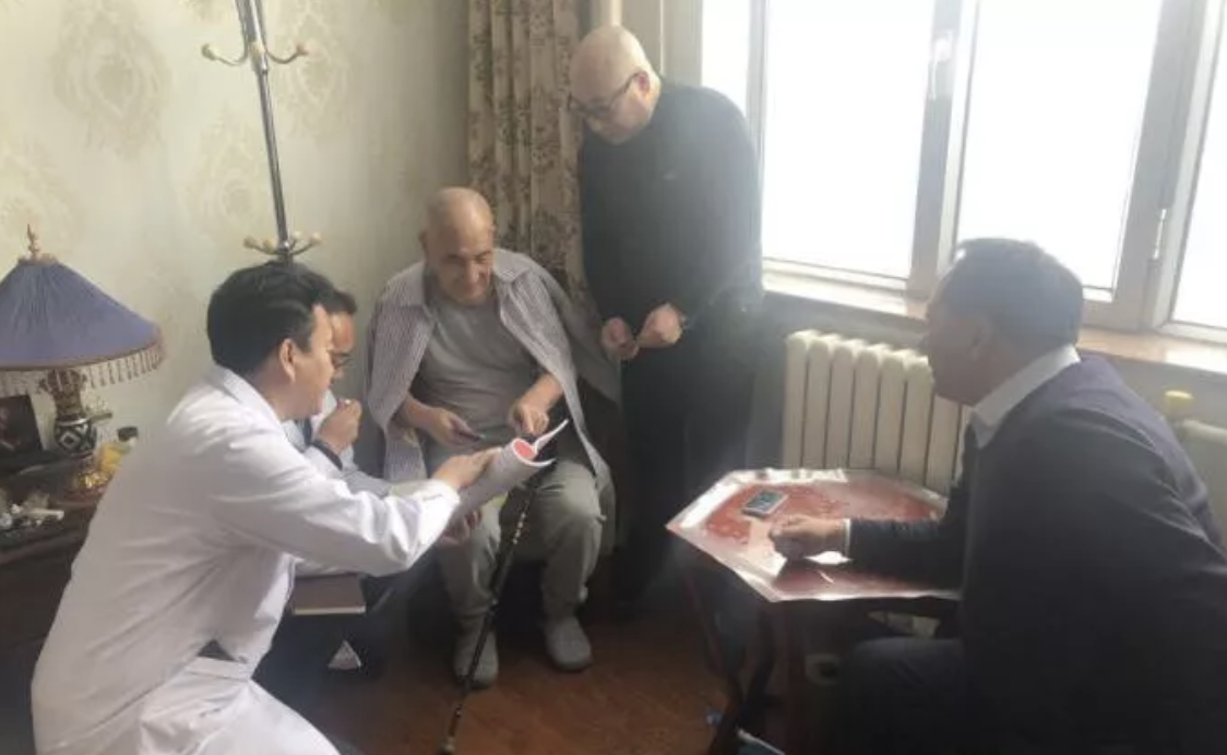 性爱直播
组织人员加班加点赶制防瘟药囊(图1)